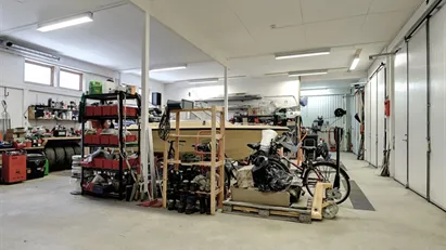 Industrifastighet byggd 2011 med bra läge och stor tomt på Klockarbäcken!