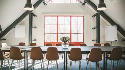 Coworking i Halmstad: Träffas, arbeta och samarbeta i vårt professionella kontorshotell i Regus Loarp