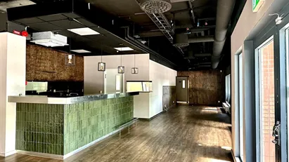 Ljus hörnlokal med uteservering i levande centrumläge