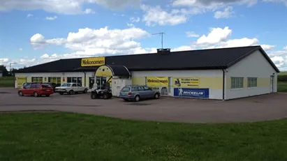 Modern, funktionell fastighet i ett plan med portar och stora markytor