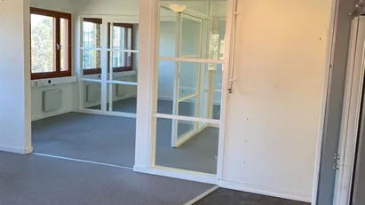 Fräscht litet kontor med bra ljusinsläpp