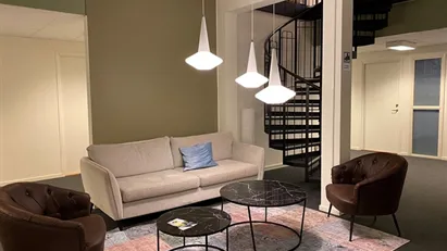 Fint kontor med fönsterna i tre väderstreck. Närhet till E18 och bekväm kollektivtrafik