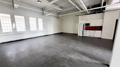 Lokal i bottenvåning, med egen entré från gatan.