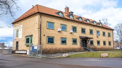 Egen lättillgänglig fastighet i två plan längs med Lindövägen