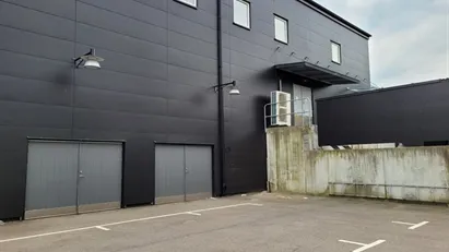 Enkel lokal med tillhörande lager.